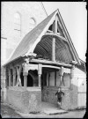 Entrée couverte de l'église de Puchay (Eure).