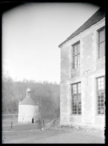 Abbatiale et pigeonnier de l'ancienne abbaye de Mortemer de Lisors (Eure).