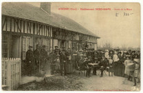 Asnières. Etablissement Deschamps, sortie de la messe.