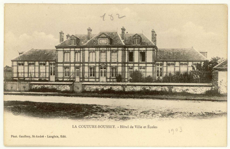 Couture-Boussey (La). Hôtel de Ville et Ecoles.