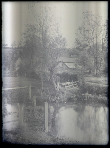 Ruisseau traversant la campagne de Perriers-sur-Andelle (Eure).