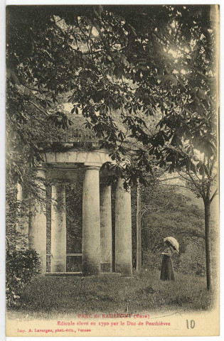 Radepont. Parc de Radepont (Eure) Edicule élevé en 1790 par le Duc de Penthièvre.