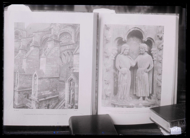 Cathédrale Notre-Dame de Chartres (Eure-et-Loir), contreforts et arcs-boutants côté sud, et pilier portail sud, gravures.