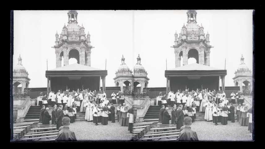 Procession de la Vierge au Monument de Jeanne d'Arc et à la basilique Notre-Dame de Bonsecours (Seine-Maritime).