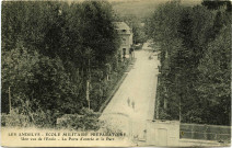 Andelys (Les). Ecole Militaire préparatoire des Andelys - Une vue de L'Ecole - La porte d'entrèe et le Parc.