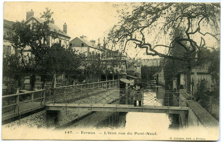 Evreux-Ville. L'Iton rue du Pont Neuf.