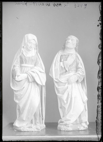 Statues en pierre de l'église des Hogues (Eure).