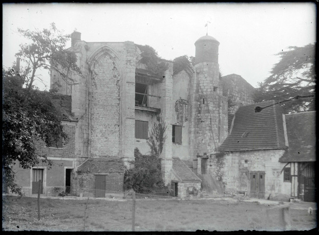 Ruines et vestiges d'édifice religieux.