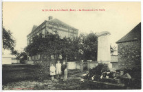 Saint-Julien-de-la-Liègue. Le Monument et la Mairie.