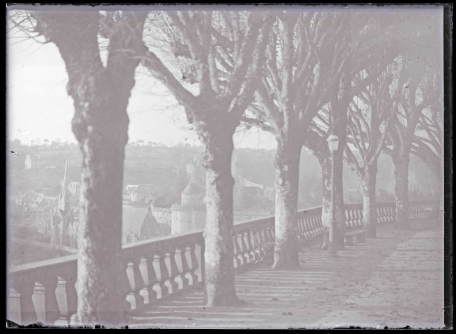 Promenade en haut des remparts de Fougères (Ille-et-Vilaine), avec au loin le clocher de l'église Saint-Sulpice.