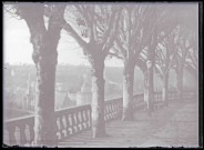 Promenade en haut des remparts de Fougères (Ille-et-Vilaine), avec au loin le clocher de l'église Saint-Sulpice.