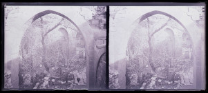 Ruines et amas de pierres d'édifices sous des arcades.