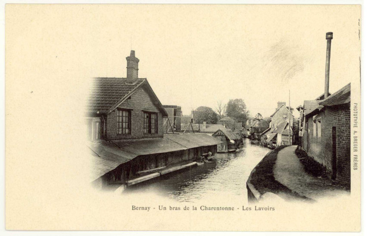 Bernay. Un bras de la Charentonne-Les Lavoirs.