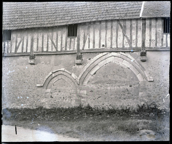 Anciennes portes à arcades murées d'une grange à pans de bois de la campagne normande.