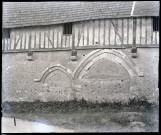 Anciennes portes à arcades murées d'une grange à pans de bois de la campagne normande.