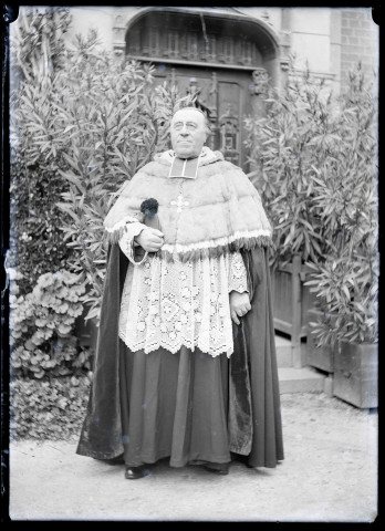 Le chanoine Le Fournier en habit sacerdotal.