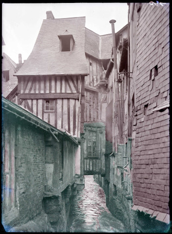 Maisons à pans de bois surplombant le ruisseau traversant Caudebec-en-Caux (Seine-Maritime).