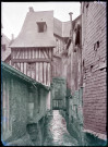 Maisons à pans de bois surplombant le ruisseau traversant Caudebec-en-Caux (Seine-Maritime).