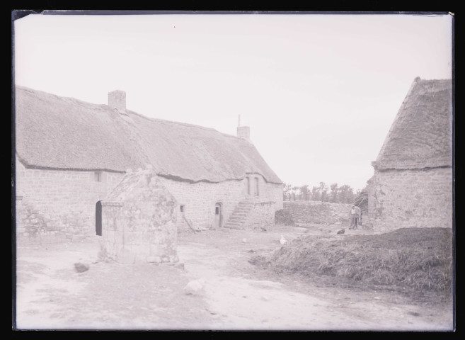 Chaumière bretonne, puits et paysan avec son cheval.