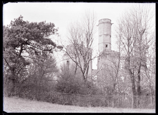 Donjon du château de Folleville (Somme).
