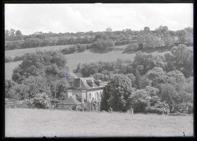 Vue sur le presbytère et son jardin à Rosay-sur-Lieure (Eure).
