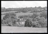 Vue sur le presbytère et son jardin à Rosay-sur-Lieure (Eure).