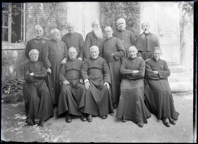 Groupe de prêtres en habit sacerdotal avec à gauche l'abbé Bretocq.