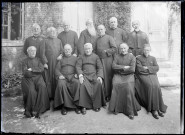 Groupe de prêtres en habit sacerdotal avec à gauche l'abbé Bretocq.