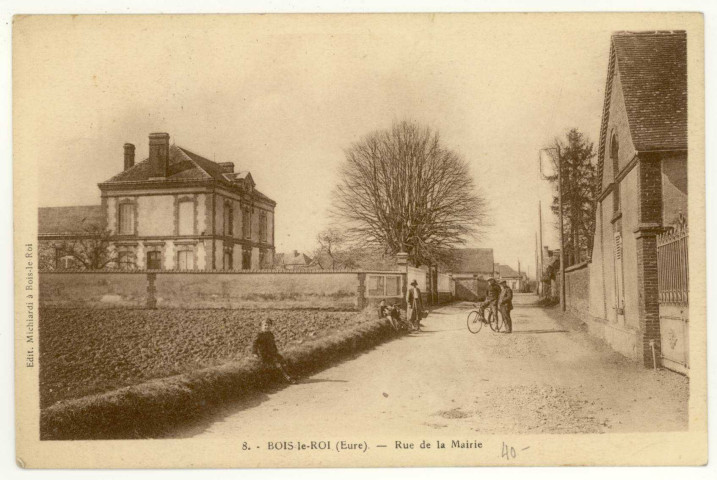 Bois-le-Roi. Rue de la Mairie.