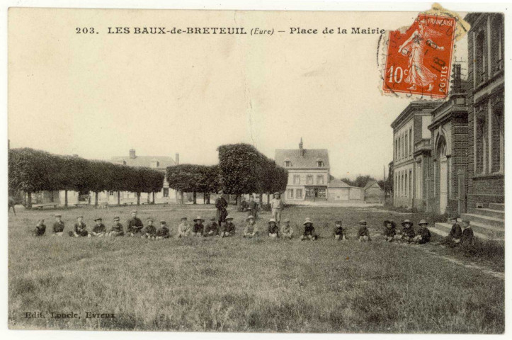 Baux-de-Breteuil (Les). Place de la Mairie.
