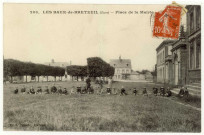 Baux-de-Breteuil (Les). Place de la Mairie.