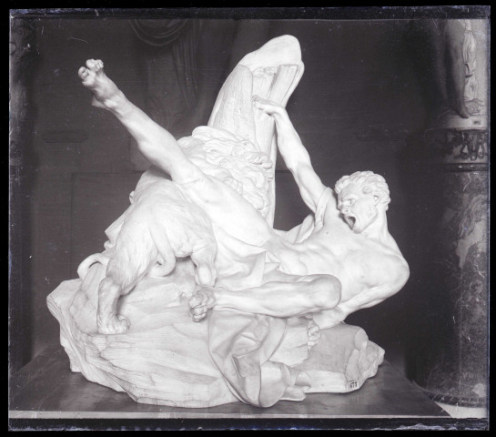 Sculpture exposée au musée du Louvre de Paris (Seine).
