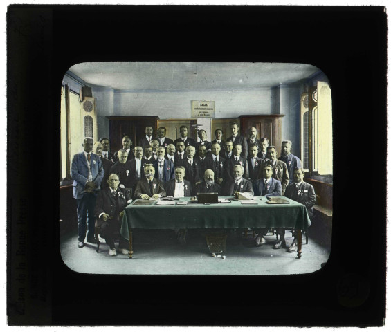 Intérieur du bureau des constatations et de ses membres à Lourdes (Hautes-Pyrénées).