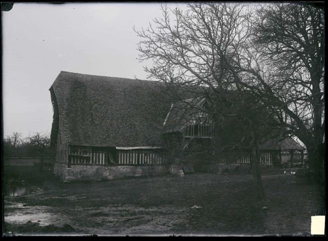 Grange de la campagne d'Aclou (Eure).
