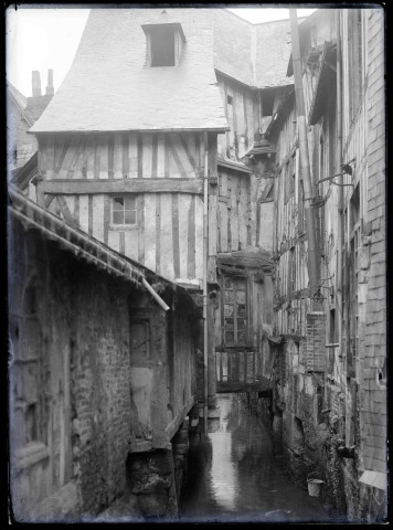 Maisons à pans de bois surplombant le ruisseau traversant Caudebec-en-Caux (Seine-Maritime).