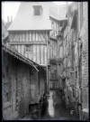 Maisons à pans de bois surplombant le ruisseau traversant Caudebec-en-Caux (Seine-Maritime).