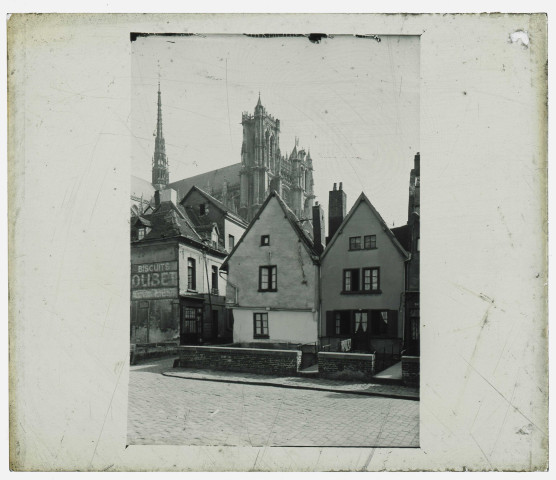 Commerces dans le quartier Saint-Leu près de la cathédrale d'Amiens (Somme).