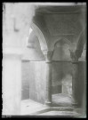 Intérieur d'une fontaine à ablutions à colonnes et voûtes ornementées.