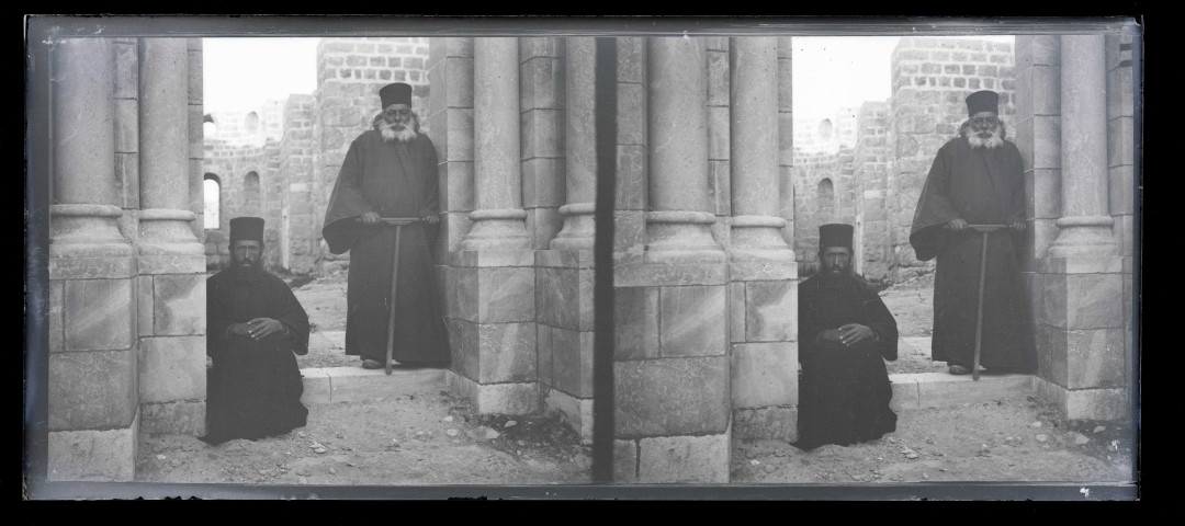 Prélats orthodoxes dans les ruines d'un édifice religieux.