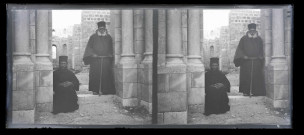 Prélats orthodoxes dans les ruines d'un édifice religieux.