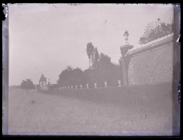 Mur de clôture surmonté de vases et pavillon de garde probablement du château d'Orgeville (Eure).