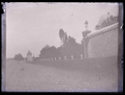 Mur de clôture surmonté de vases et pavillon de garde probablement du château d'Orgeville (Eure).