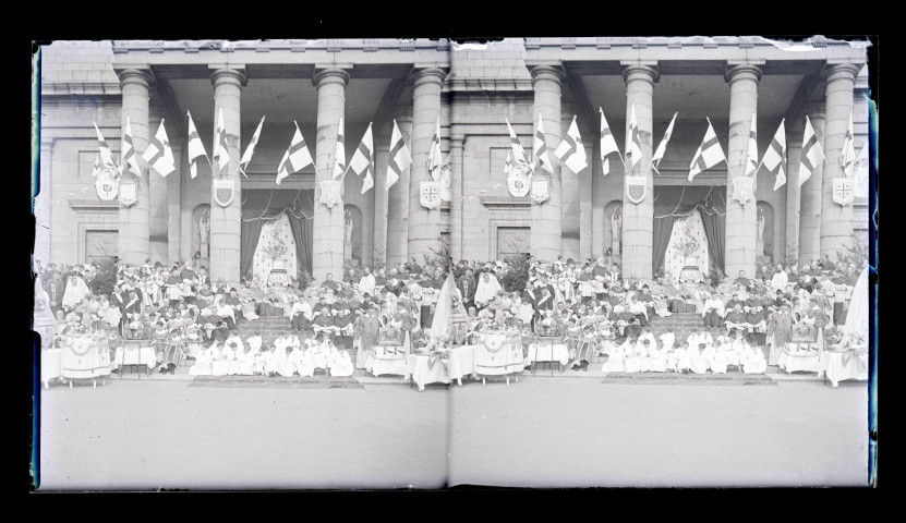 Procession de la Vierge au Monument de Jeanne d'Arc et à la basilique Notre-Dame de Bonsecours (Seine-Maritime).