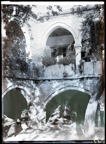 Cour intérieure d'habitation avec arcades en ogives.