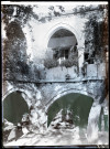Cour intérieure d'habitation avec arcades en ogives.