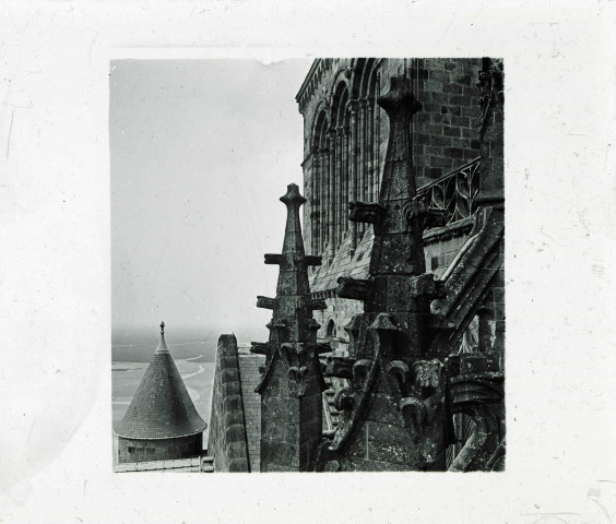 Détail des pinacles de l'église abbatiale avec vue sur la baie du Mont-Saint-Michel (Manche).