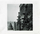 Détail des pinacles de l'église abbatiale avec vue sur la baie du Mont-Saint-Michel (Manche).