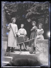 Femme et enfants au travail dans un jardin.