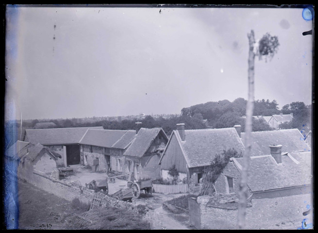 Vue générale sur des fermes le 17 juin 1897.