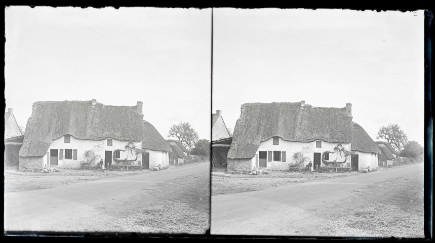 Chaumière normande au bord d'un chemin.